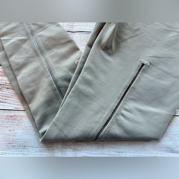 SOLD🔴ALO Yoga Dash Leggings in Gravel - Picture 6 of 11